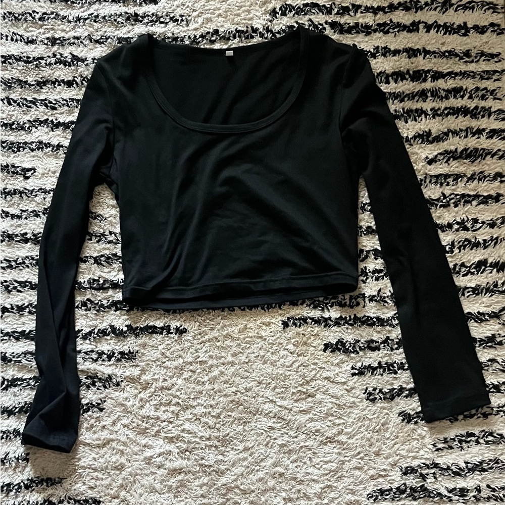 Black long sleeve crop top